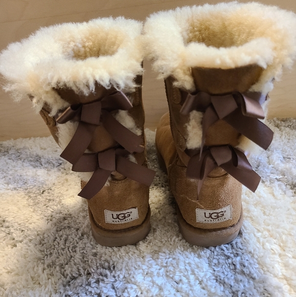 UGG Shoes - Women's ugg bailey bow size 8 (Damage)